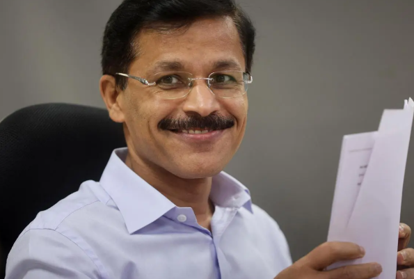 IAS Officer Tukaram Mundhe Surpasses Maharashtra CM and Dy CM on Instagram Engagement